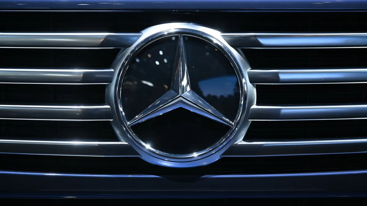 Mercedes-Benz: ARCHIV - 25.04.2024, China, Peking: Das Logo von Mercedes prangt am Kühlergrill einer G-Klasse auf einer Automesse in China im Frühjahr 2024. (zu dpa: «Mercedes will mit Drohnen-Start-up Tytan kooperieren») Foto: Johannes Neudecker/dpa +++ dpa-Bildfunk +++