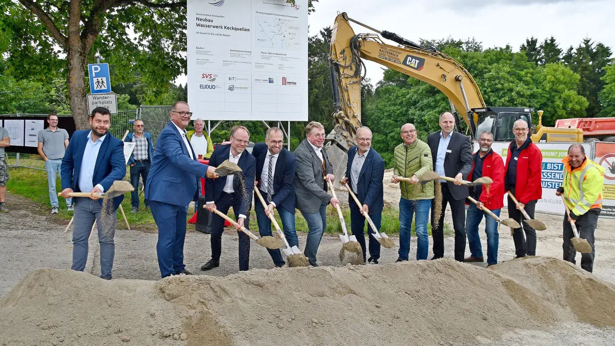 Von links Karsten Kühn Stadtwerke Trossingen, Jürgen Roth OB-VS, Christoph Keckeisen Landrat Rottweil, Ralf Ulbrich Bgm. Deißlingen und ZVK Vorsitzender, Steffen Haller Bgm. Gunningen, Gustiav Betzler Stadtrat und Bgm-Vertreter Trossingen, Jürgen Buhl Bgm. Seitingen-Oberfald, Gregor Gülpen Geschäftsführer SVS und ZVK, Daniel Oeschger Projektleiter SVS, Tobias Lange Bereichsleiter SVS und Dominik Brodt Projektleiter BIT-Ingenieure