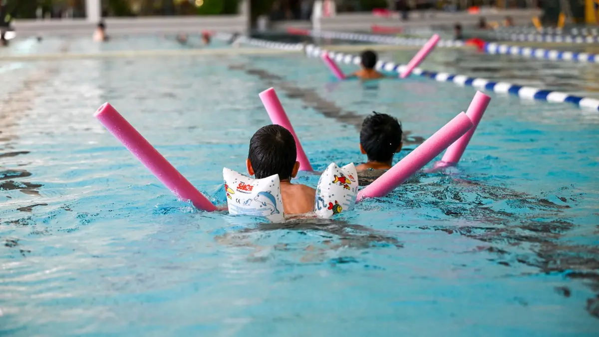 Schwimm-Intensivkurse im Kombibad Gropiusstadt: ARCHIV - 15.08.2023, Berlin: Schülerinnen und Schüler nehmen an einem Schwimm-Intensivkurs vom Landessportbund Berlin und der Sportjugend Berlin im Kombibad Gropiusstadt teil. Für Kinder, die noch kein Schwimmabzeichen in Bronze haben, werden in den Sommerferien diese Kurse angeboten. Die Kurse werden gemeinsam mit sieben Schwimmvereinen in mehreren Bädern der Berliner Bäder-Betriebe (BBB) durchgeführt und von der Senatsverwaltung für Bildung, Jugend und Familie finanziert. Die Teilnahme ist kostenfrei. (zu dpa: «So kommen Kinder in Berlin zum Schwimmkurs») Foto: Jens Kalaene/dpa +++ dpa-Bildfunk +++