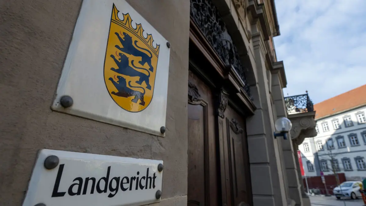 ARCHIV - 09.01.2026, Baden-Württemberg, Ellwangen: Vor dem Landgericht hängen Schilder der Behörden. (zu dpa: «Prozess: Therapeut soll Patientin missbraucht haben») Foto: Stefan Puchner/dpa +++ dpa-Bildfunk +++
