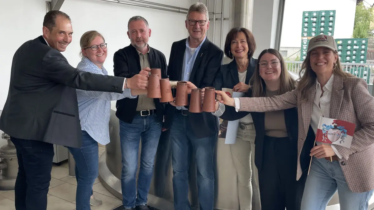 Freuen sich gemeinsam auf die Ritterspiele 2026 und stoßen mit Ritterbier an (von links): Markus Hofmeister, Gebietsleiter Hochdorfer Kronenbrauerei, Katharina Haizmann, Juniorchefin Brauerei, OB Michael Keßler, Eberhard Haizmann (Geschäftsführer Brauerei), Claudia Beuter, Carolin Wehle und Montserrat Gargallo (alle vom Stadtmarketing Horb).