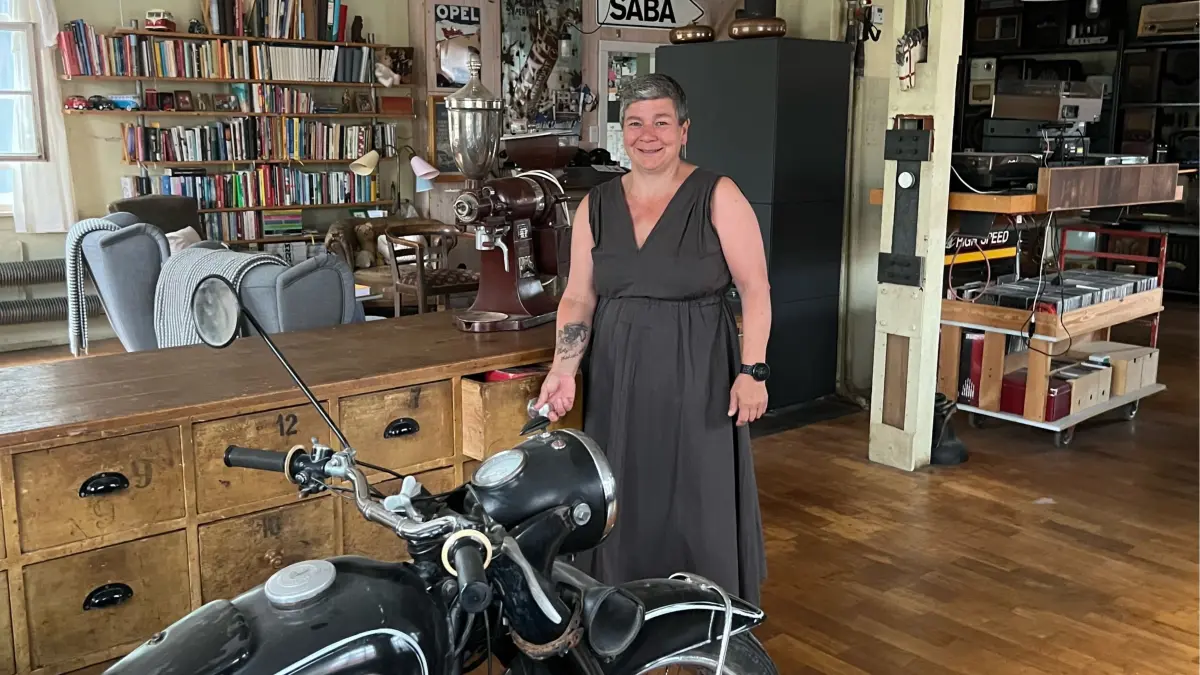 Waltraud Schwer in ihrem großen Wohnhzimmer. Trotz der vielen Raritäten hält die Konditormeisterin Ordnung und findet immer gleich was sie sucht.