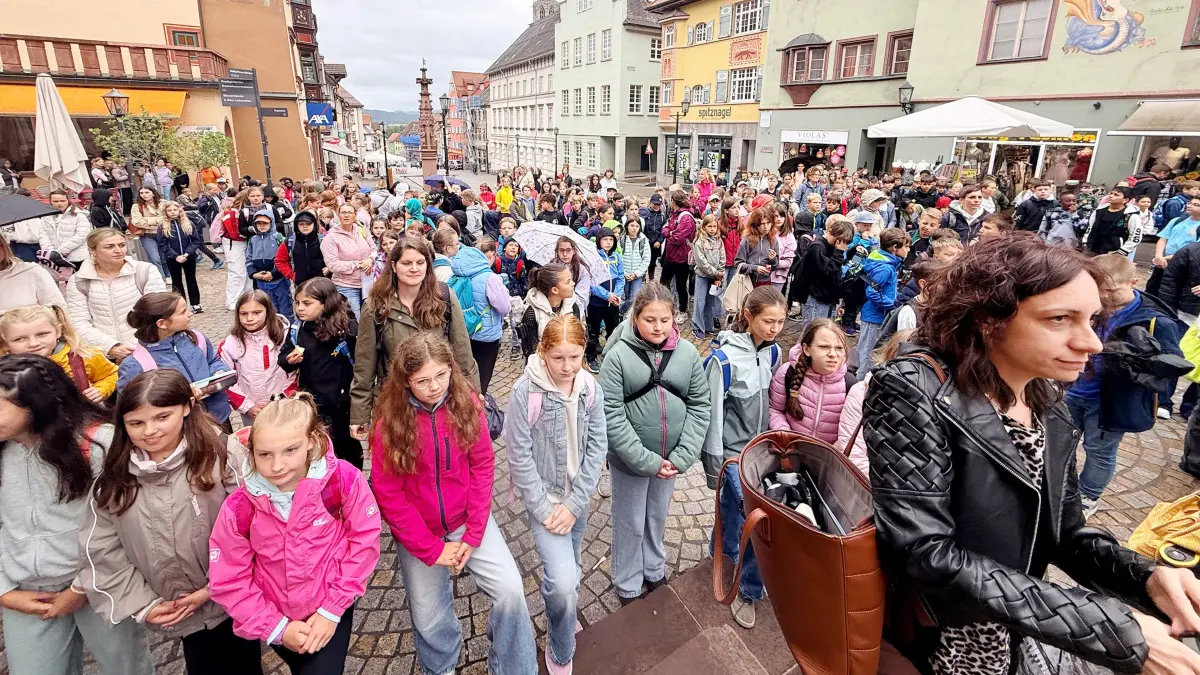 Die Schüler lauschten den Vorlesenden an den teils ganz besonderen Leseorten.