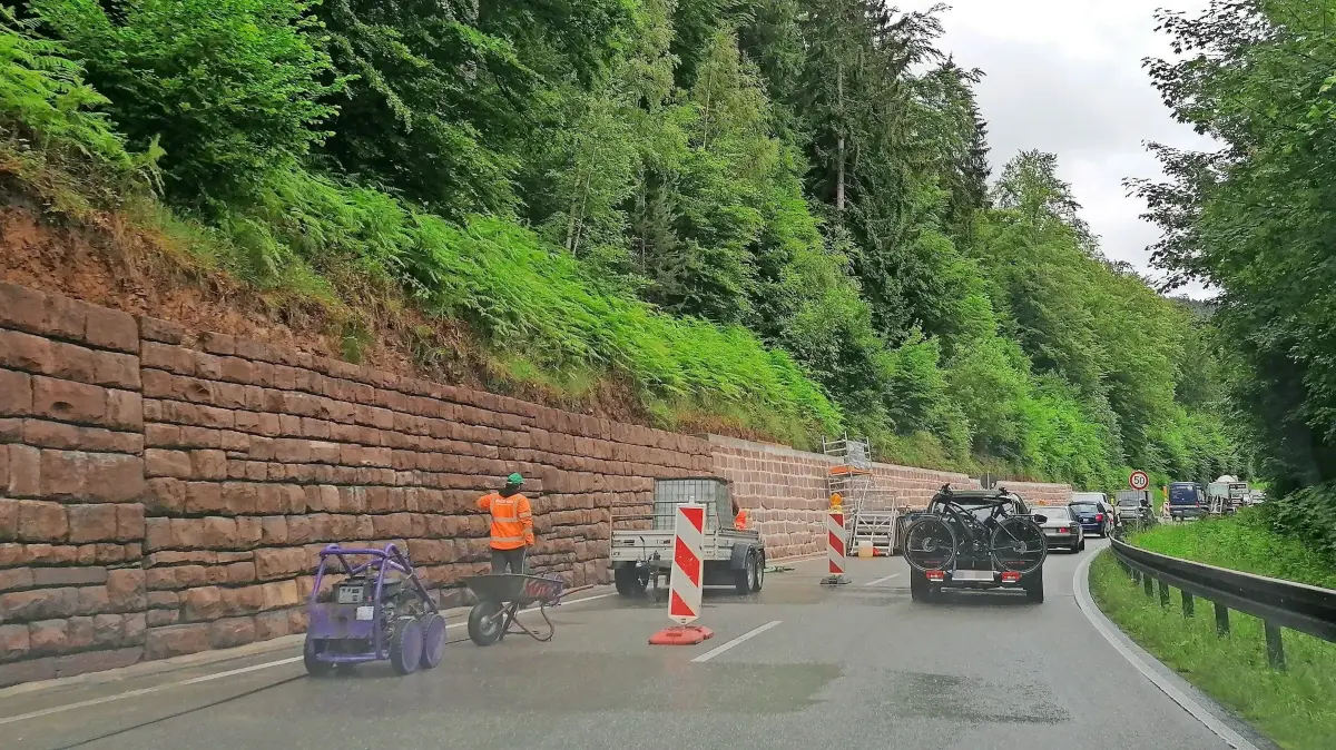 Arbeiten an der Stützmauer