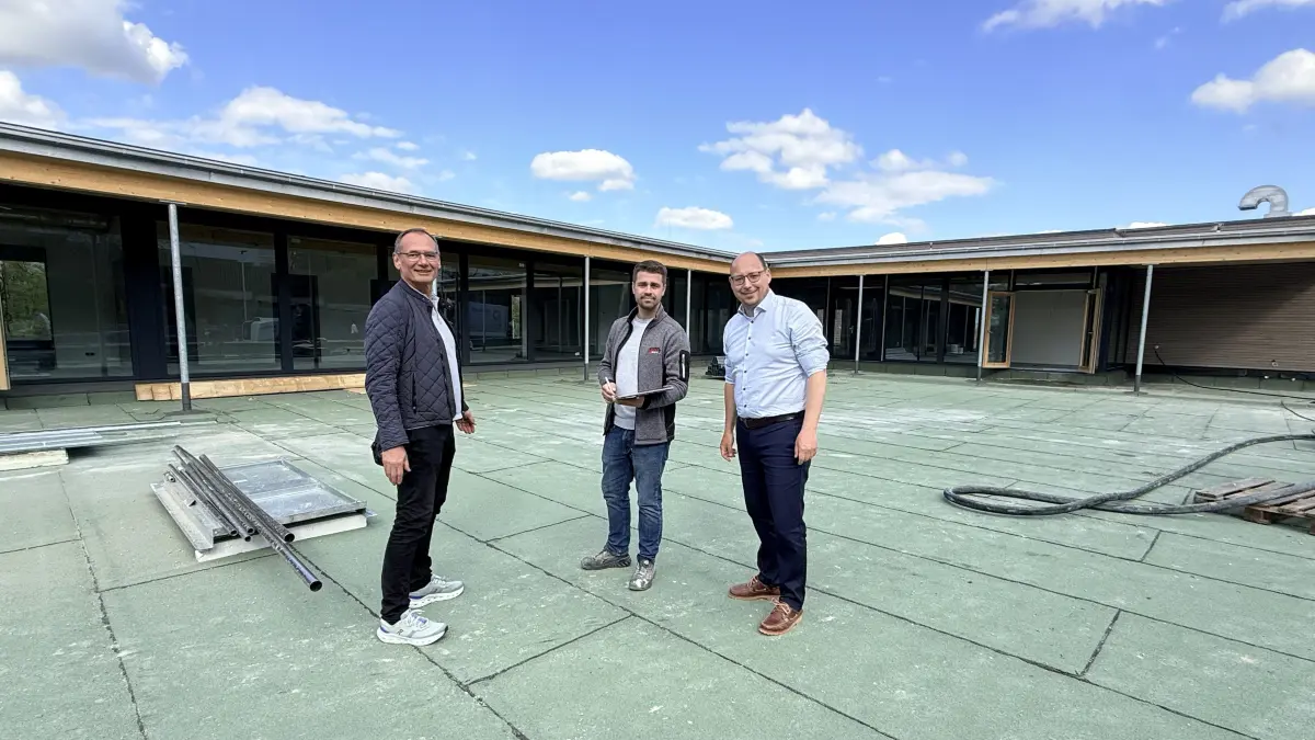 Auf dem Dach des Rewe-Markts entsteht ein Kindergarten mit großem Freibereich: Oberbürgermeister Christian Ruf (rechts) im Gespräch mit Bauleiter Jessy John Chadwick (Mitte) und Armin Diesch (links), Senior-Partner vom Büro Schairer und Partner Architektur in Balingen.