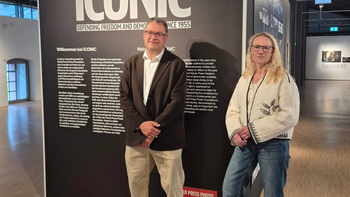 Corinna Endlich (LVR-Direktorin) und Christian Weimar (Vorsitzender des Dunninger Heimat- und Kulturvereins) vor der „ICONIC“-Intro in Wesel.
