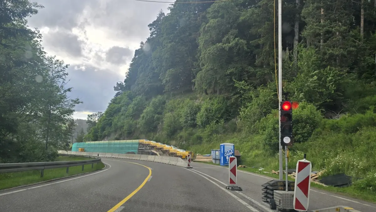 Seit längerer Zeit kommt der Verkehr an der B33 aufgrund dieser Ampelanlage zum stocken.