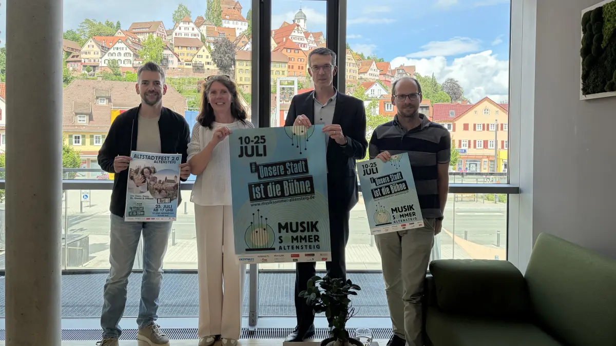 Oliver Valha, Sachbearbeiterin Christa Heizmann, Pressebeauftragter Sascha Wittich und Sascha Ludwig von der Sparkasse stellen das diesjährige Programm des Altensteiger Musiksommers vor.