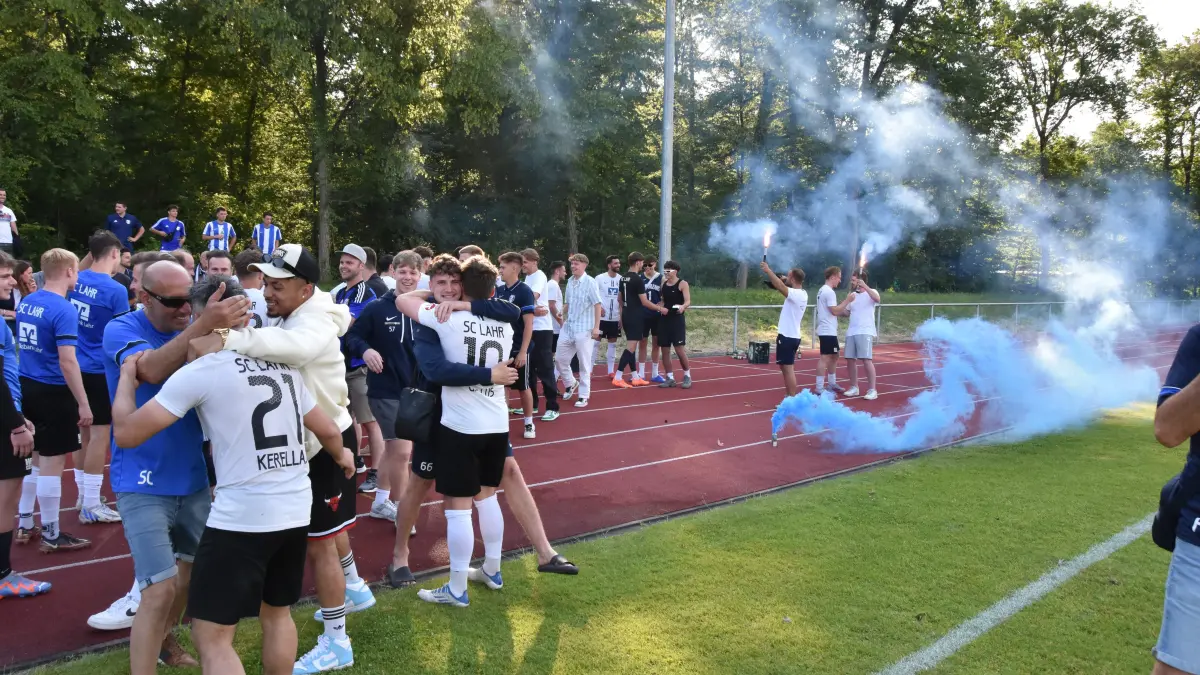 2023: Spieler und Fans des SC Lahr feiern den 3:0-Hinspielsieg in Mühlhausen.