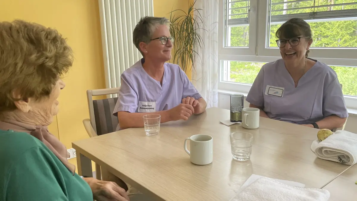 Sylvia Scholz (rechts), Vorsitzende der Geschäftsführung der Arbeitsagentur Rottweil/Villingen-Schwenningen, ist im Rahmen ihres Praktikums mit vielen Bewohnern im Gespräch – hier mit Ilse Faller (links). Wohnbereichsleiterin Antje Storz nimmt die Praktikantin mit in den Alltag im Lorenzhaus.
