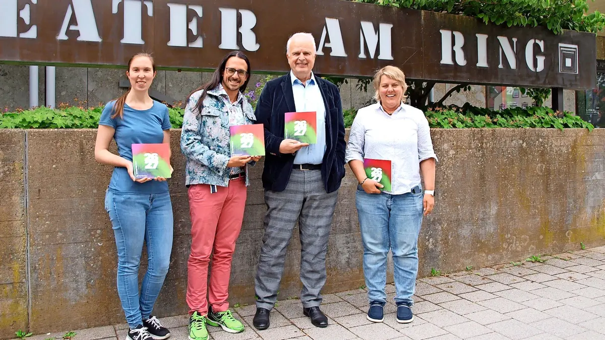Präsentieren die Spielzeit (von links): Nina Jüngling, zuständig für Marketing und Kommunikation, der neue und der scheidende künstlerische Leiter, Jens Daryousch Ravari und Andreas Dobmeier, und Sandra Bummel, Leiterin des künstlerischen Betriebsbüros.