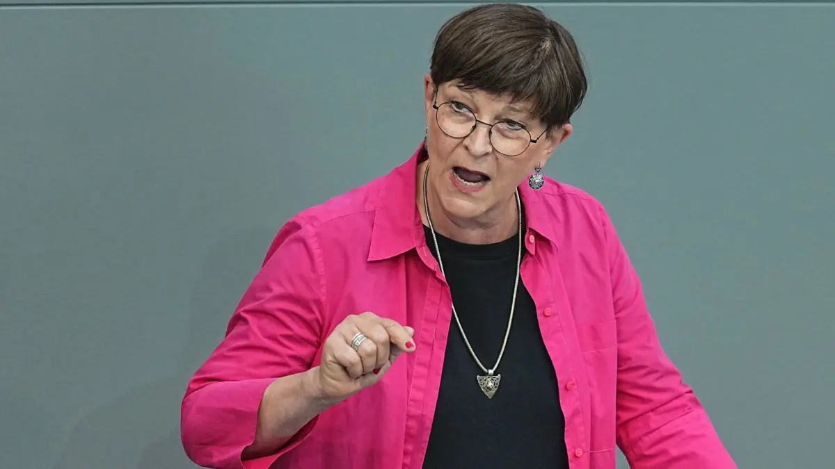 Bundestag mit Regierungserklärung von Bundeskanzler Merz: 11.06.2026, Berlin: Saskia Esken, ehemalige Bundesvorsitzende der SPD, spricht im Plenarsaal im Bundestag. Foto: Michael Kappeler/dpa +++ dpa-Bildfunk +++