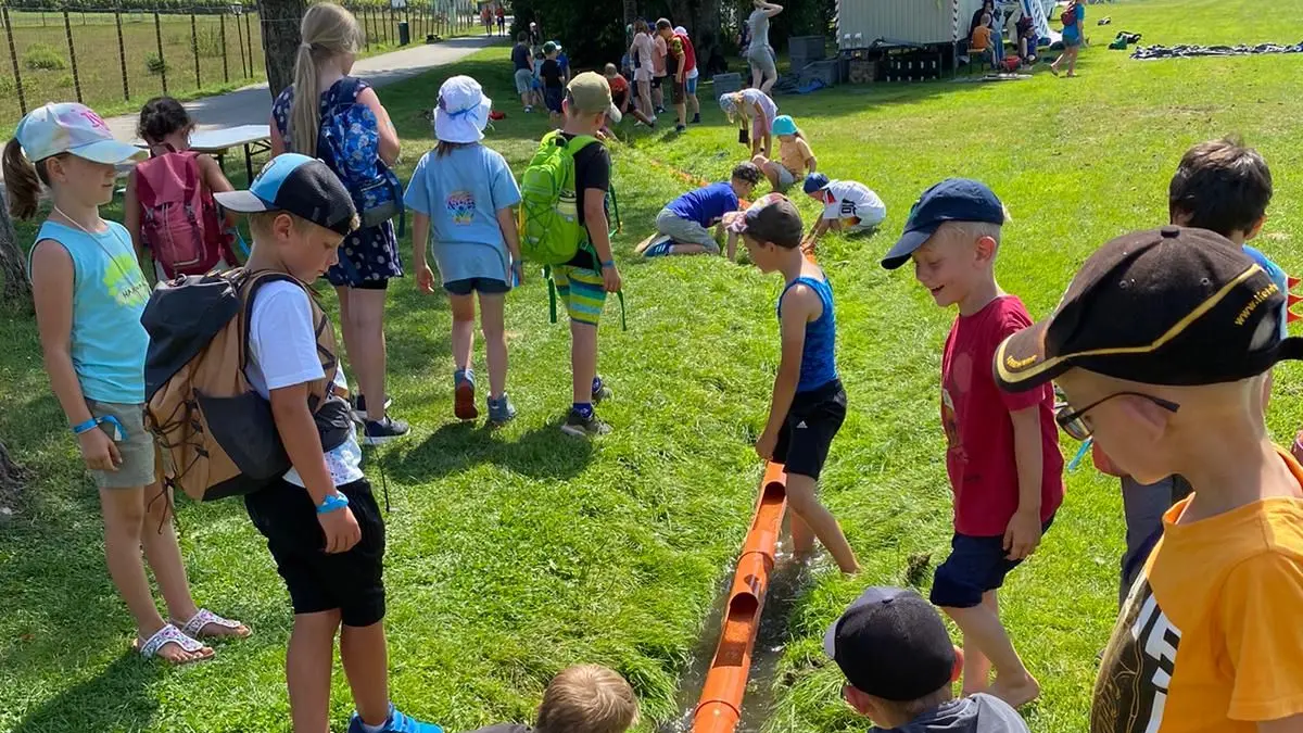 Bildunterschrift: Kinder beim Abenteuer-Bauspielplatz 2024 des JUKS³