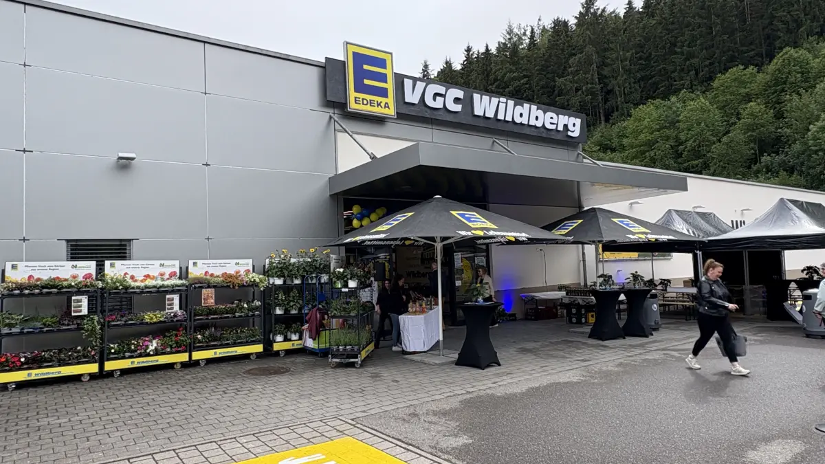 Edeka Wildberg bei der Eröffnungsfeier nach dem Umbau