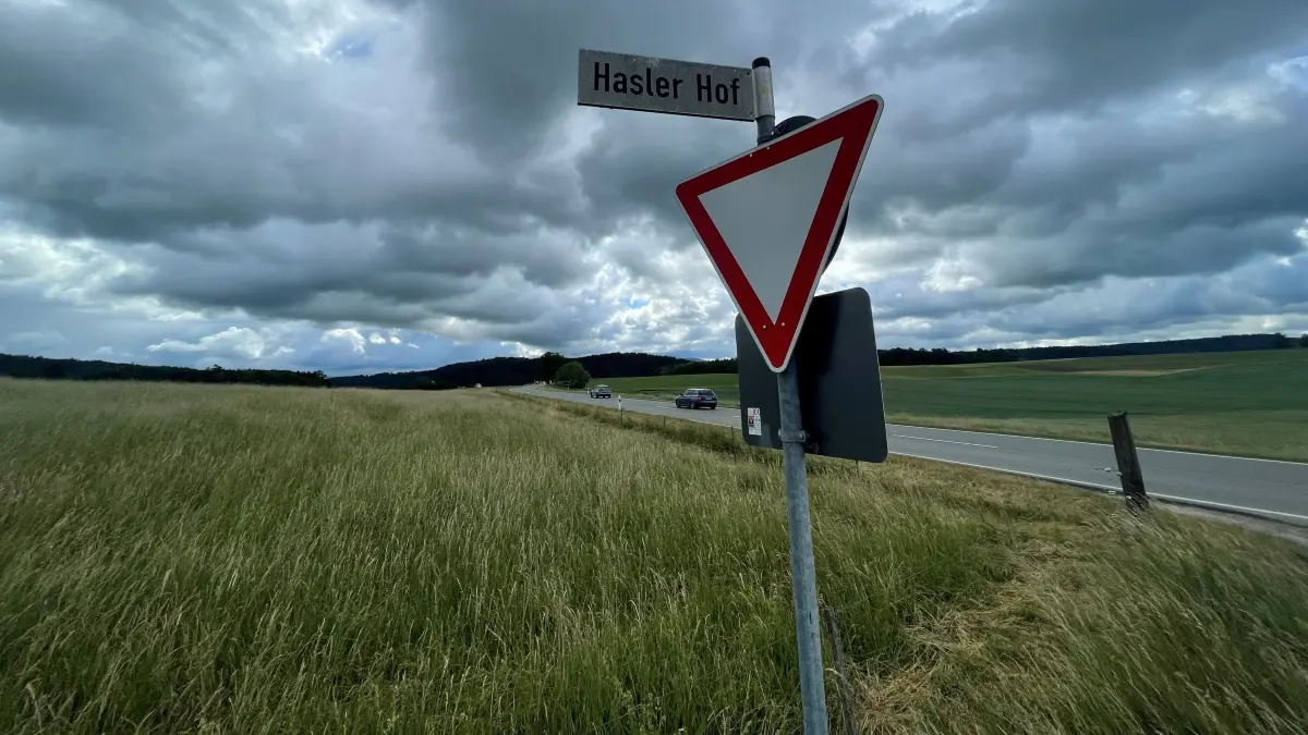 Im Bereich Hasler Hof entsteht auf einer Wiese entlang der B 27 Richtung Neukirch eine weitere Freiflächen-PV-Anlage.