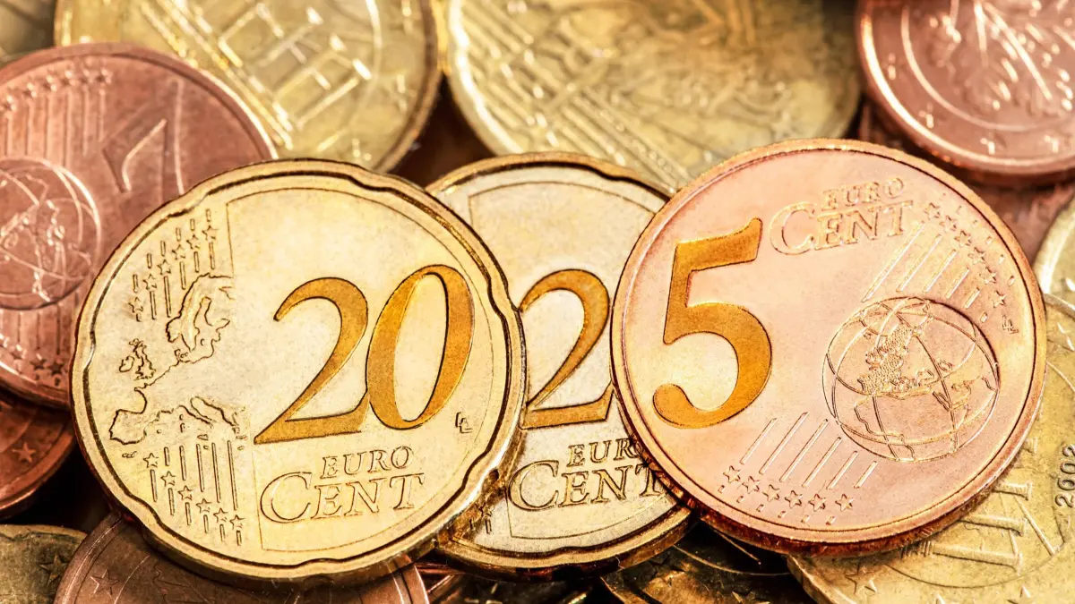 Finanzen 2025, Symbolfoto: Centmünzen formen die Jahreszahl 2025 Deutschland, München, 2025, Centmünzen formen die Jahreszahl 2025, Symbolfoto, Finanzen 2025, Haushalt, Konjunktur, Wirtschaft, Konsum, Sparen, Rente, Einkommen, Vermögen, Investitionen, Geld, Erspartes, Ersparnisse, Euro, Zinsen, Inflation, Börse, Aktienkurse, Sparplan, Altersvorsorge, Sicherheit, vorsorgen, *** Finance 2025, symbol photo cent coins form the year 2025 Germany, Munich, 2025, cent coins form the year 2025, symbol photo, Finance 2025, budget, economy, economy, consumption, savings, pension, income, assets, investments, money, savings, savings, euro, interest, inflation, stock market, share prices, savings plan, retirement provision, security, make provision