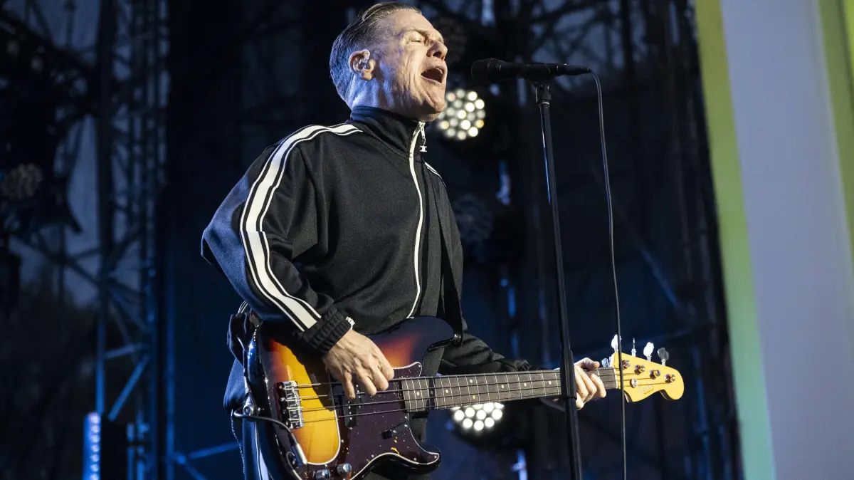 Fans gather in Toronto for FIFA World Cup 2026 countdown concert: Fans gather in Toronto for FIFA World Cup, WM, Weltmeisterschaft, Fussball 2026 countdown concert Canadian singer Bryan Adams performs during the FIFA World Cup 2026 countdown concert in Toronto, Canada, 10 June 2026. The 2026 FIFA World Cup begins on 11 June 2026 with the opening match between Mexico and South Africa in Mexico City. Toronto Canada PUBLICATIONxINxGERxAUTxINDxONLY Copyright: xEDUARDOxLIMAx