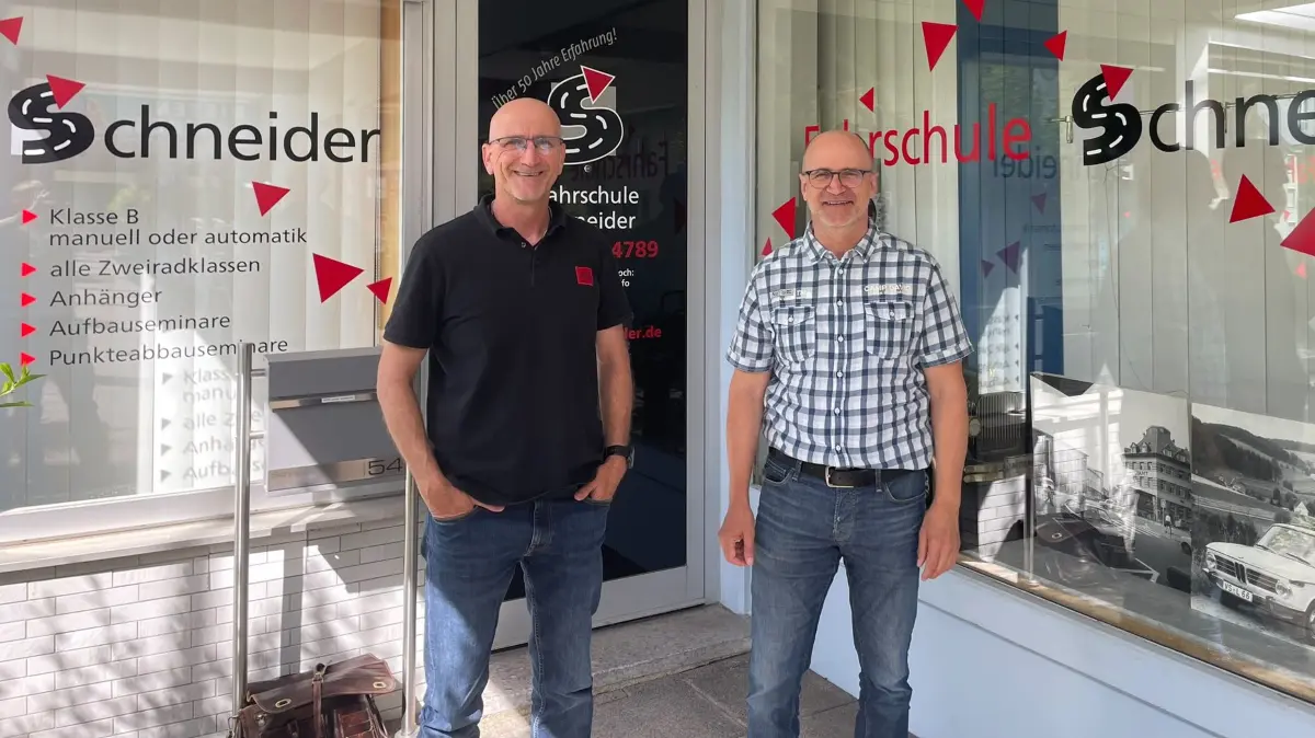 Reiner Schneider (links) und Gunter Schneider haben praktische Tipps zum spritsparendem Fahren.