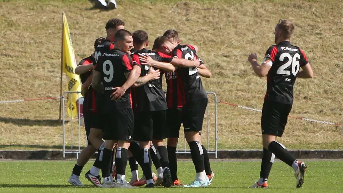 Im Hinspiel gegen Singen war noch alles gut, hier bejubelt der FC Holzhausen einen Treffer beim 2:0-Heimsieg.