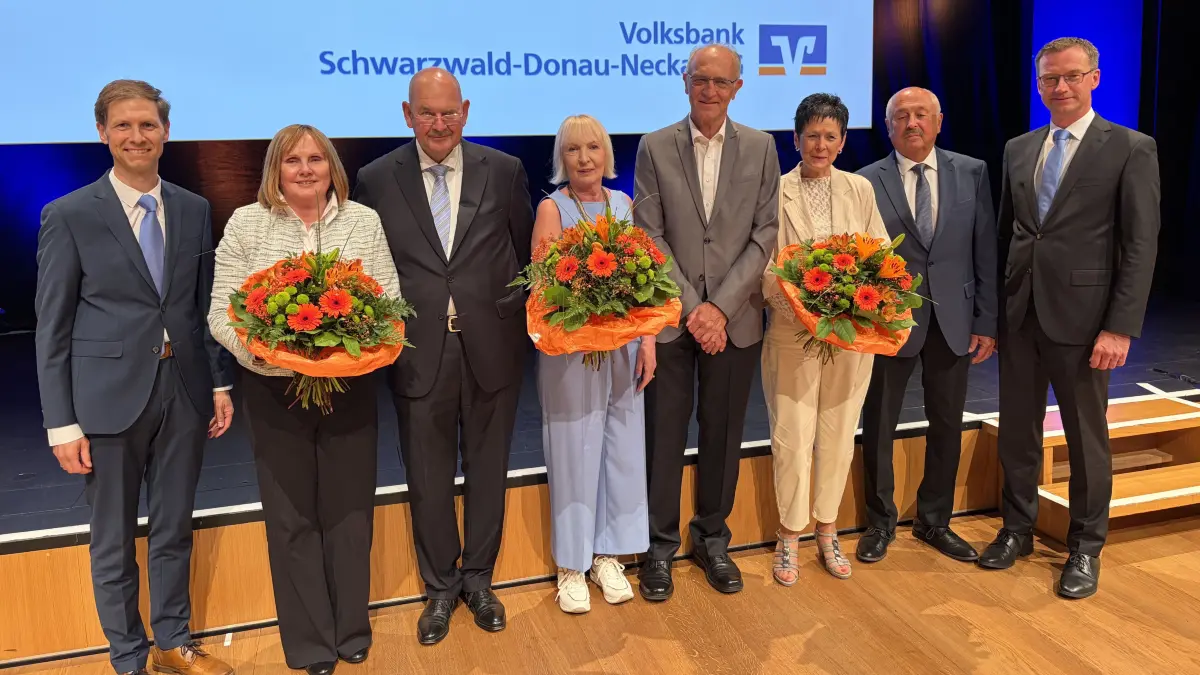 Ehrungen bei der Volksbank Schwarzwald-Donau-Neckar (von links): David Winterhalder, Eleonore König, Hans-Joachim König, Hyacintha Schneider, Wolfgang Schneider, Hildegard Hezel, Rainer Hezel und Rainer Fader.
