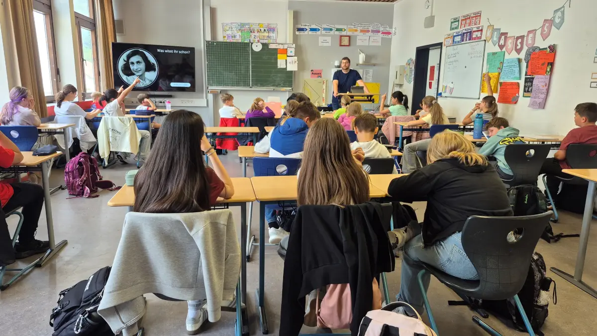 Lars Ringwald (Bildmitte hinten) bereitet die Schüler der Klasse 5c auf die Plakatausstellung vor