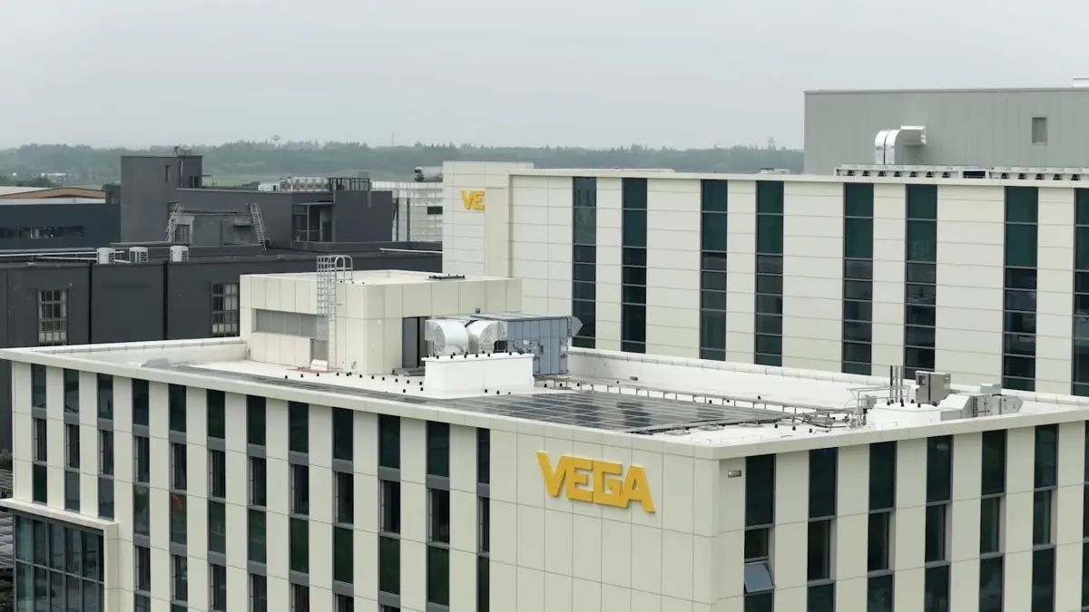 Das neue Werk wurde nachhaltig geplant und gebaut. Unter anderem ist eine Photovoltaikanlage auf dem Dach des Gebäudes installiert.