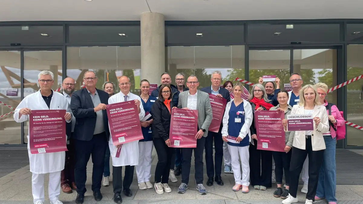 Vor dem Schwarzwald-Baar-Klinikum wird mit einer Sperre des Haupteingangs auf die geplante Einführung des Beitragsstabilisierungsgesetzes aufmerksam gemacht.