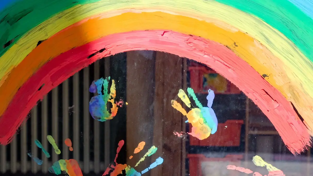 Kindergarten: ARCHIV - 17.04.2020, Berlin: Kinderhände und ein Regenbogen sind an einer Kita zu sehen. (zu dpa: «Einigung im Ausschuss: Drittes Kita-Jahr soll kostenlos sein») Foto: Jens Kalaene/dpa-Zentralbild/dpa +++ dpa-Bildfunk +++