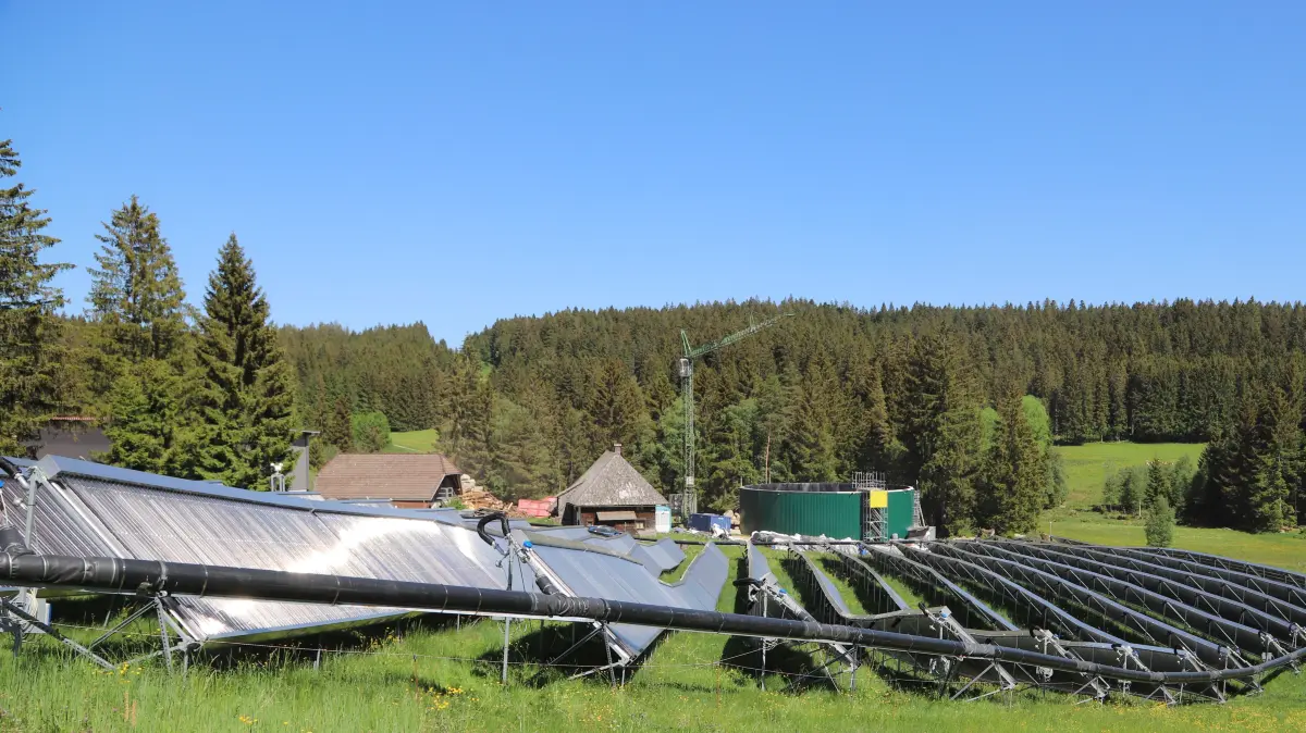 Einen Schönheitspreis gewinnt die großflächige Thermo-Solaranlage sicher nicht – daher schlägt Manfred Fattler vor, diese mit einem künstlerisch gestalteten Sichtschutzzaun aus Cortenstahl zu kaschieren