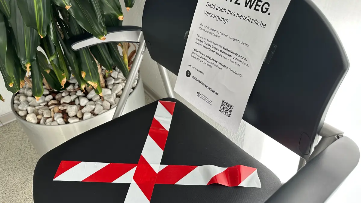 Schließung nein, abgeklebte Stühle ja, um auf die Folgen der Sparpläne im Gesundheitswesen hinzuweisen: Protest light auch in der Praxis Sanos in Pfaffenweiler, „wegen der vielen Patienten und Patientinnen“.