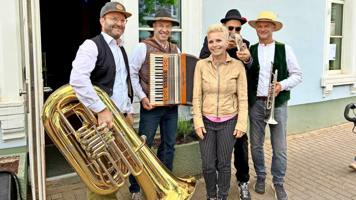 City-Managerin Christine Haus freut sich über den Auftritt des Trios Agrikultur beim Josefstraßenfest.