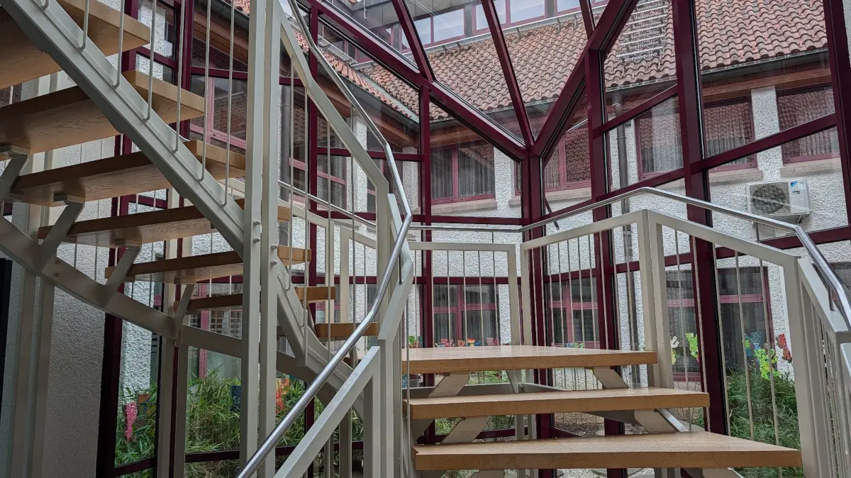 Die Treppenhausverglasung im Rathaus wird in diesem Jahr erneuert, der Austausch der Treppe wird verschoben.