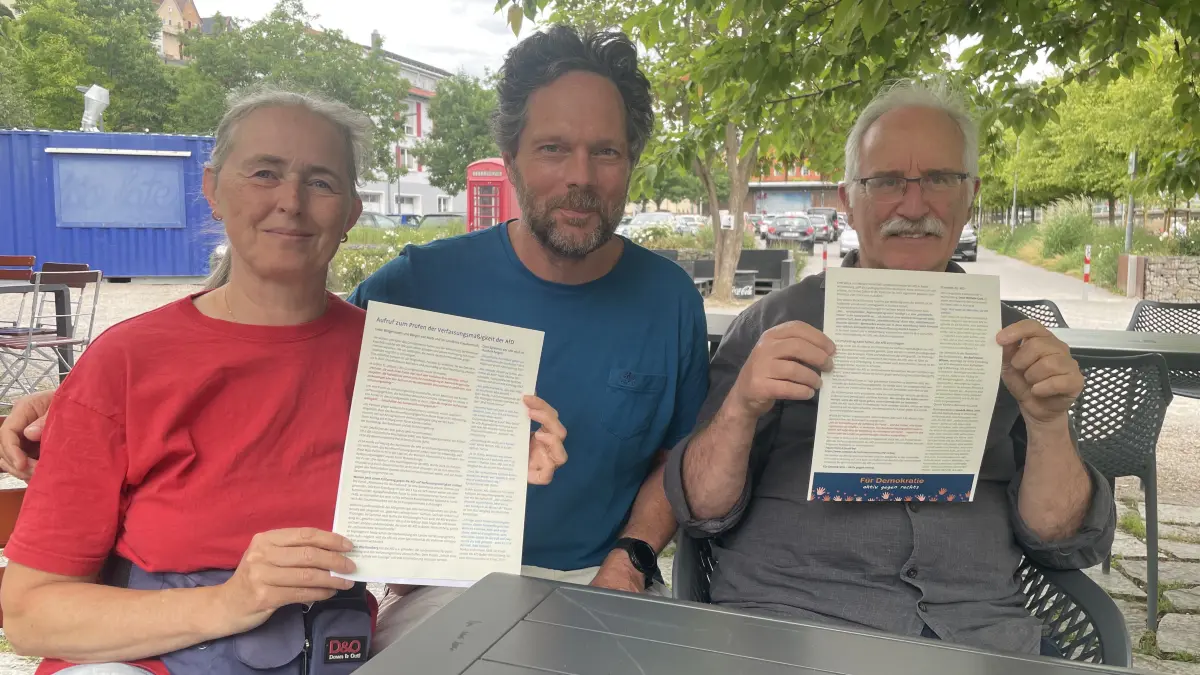 Claudia Möller, Heinz Högerle und Rudi Möller stellen für das "Bündnis für Demokratie - aktiv gegen rechts" die Initiative unter dem Motto "Wir halten Sie es mit der AfD?" vor. GEmeinderäte in Horb und Kreisräte wurden dazu angeschrieben.
