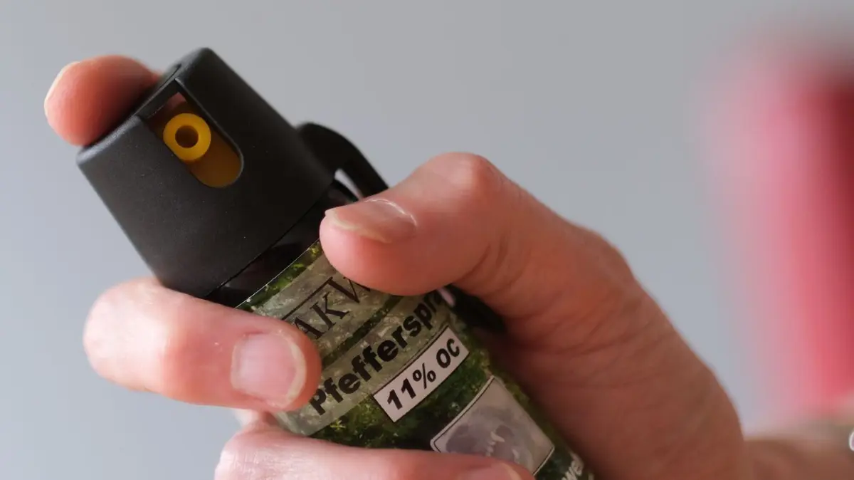 ARCHIV - 13.06.2024, Baden-Württemberg, Stuttgart: Eine Hand hält eine Kartusche mit Pfefferspray. (zu dpa: «Zahl der Reizgas-Attacken in Schulen gestiegen - weniger Verletzte») Foto: Bernd Weißbrod/dpa +++ dpa-Bildfunk +++