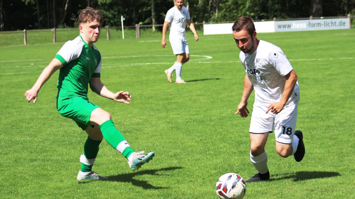 Lukas Podolski (links) verlor mit der DJK Villingen das letzte Saisonspiel gegen Simon Scherzinger und den FC Triberg.