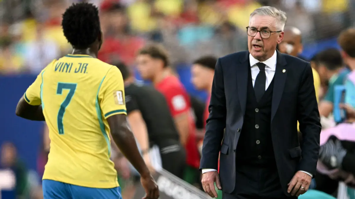 Brazil's Italian head coach Carlo Ancelotti speaks to forward #07 Vinicius Junior during the 2026 World Cup Group C football match between Brazil and Morocco at the New York/New Jersey Stadium in East Rutherford on June 13, 2026. (Photo by MAURO PIMENTEL / AFP)