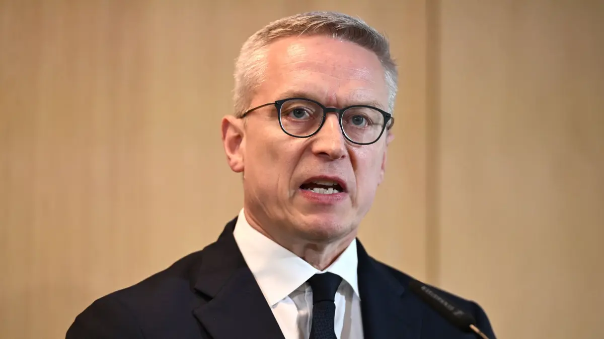 Auswärtige Kabinettssitzung der Landesregierung: ARCHIV - 10.06.2026, Berlin: Karsten Wildberger (CDU), Bundesminister für Digitalisierung und Staatsmodernisierung, spricht nach der auswärtigen Kabinettssitzung der
Landesregierung. Die Landesregierung und das Bundesministerium für Digitales und Staatsmodernisierung tauschen sich über Maßnahmen zur Staatsmodernisierung aus. (zu dpa: «Texte von Minister Wildberger mit Hilfe von KI erstellt») Foto: Elisa Schu/dpa +++ dpa-Bildfunk +++