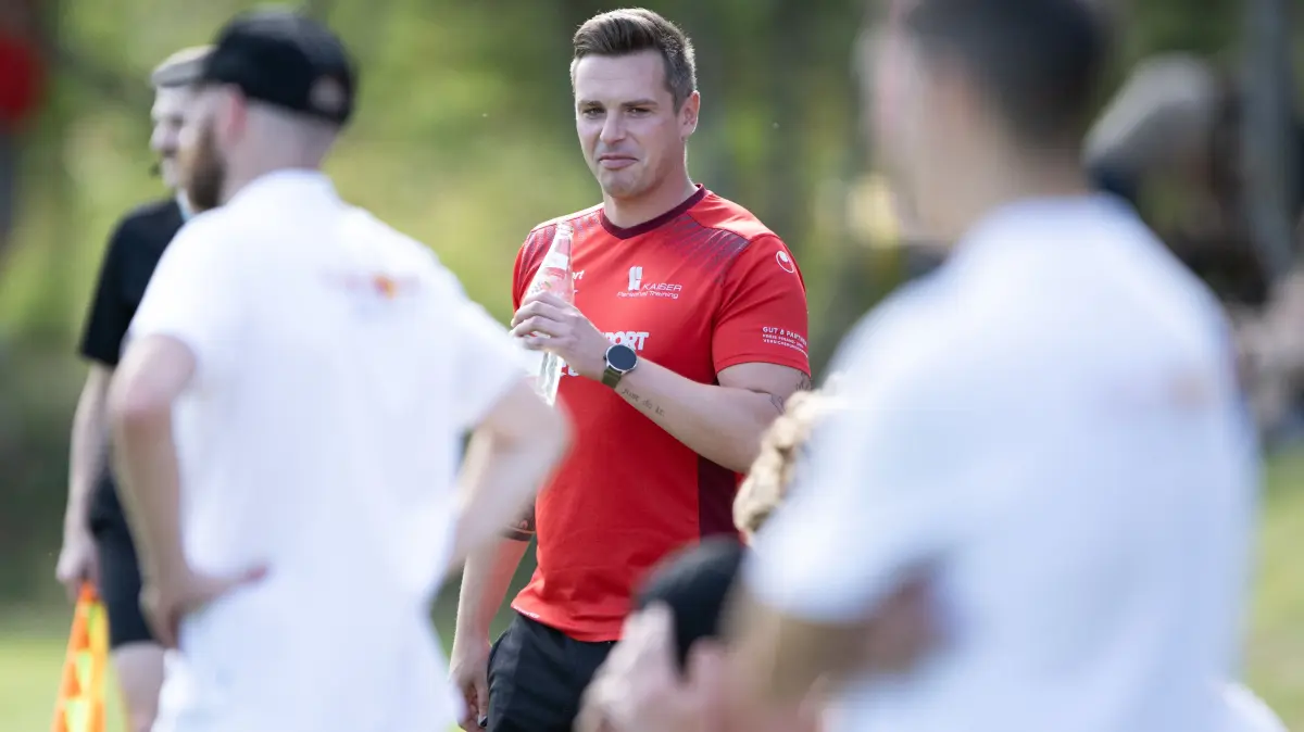 TSV Hirschau vs. TSV Strassberg, Fussball, Relegationsspiel zur LL Staffel 3, 1. Runde, Saison 2025/2026, 13.06.2026, : Marc Philipp Kleiner (TSV Strassberg, Trainer), sehr enntspannt,
TSV Hirschau vs. TSV Strassberg, Fussball, Relegationsspiel zur LL Staffel 3, 1. Runde, Saison 2025/2026, 13.06.2026,
Eibner-Pressefoto/Andreas Ulmer
