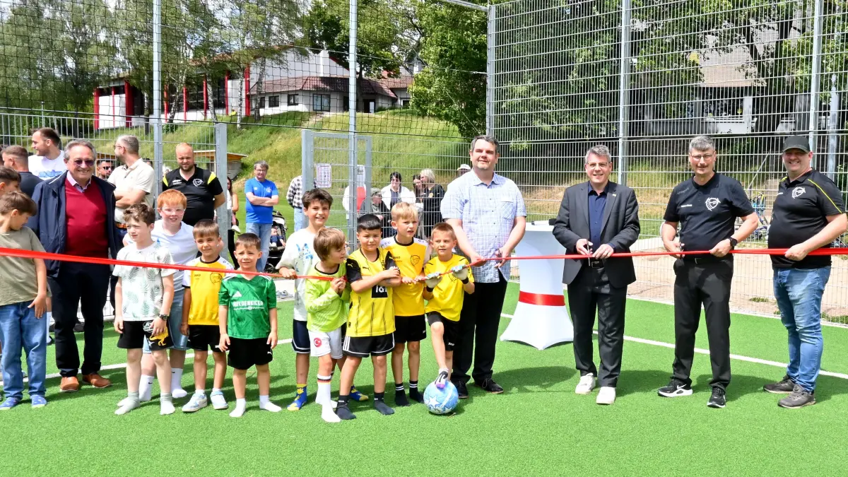 Das Kleinspielfeld in Bochingen wird eingeweiht