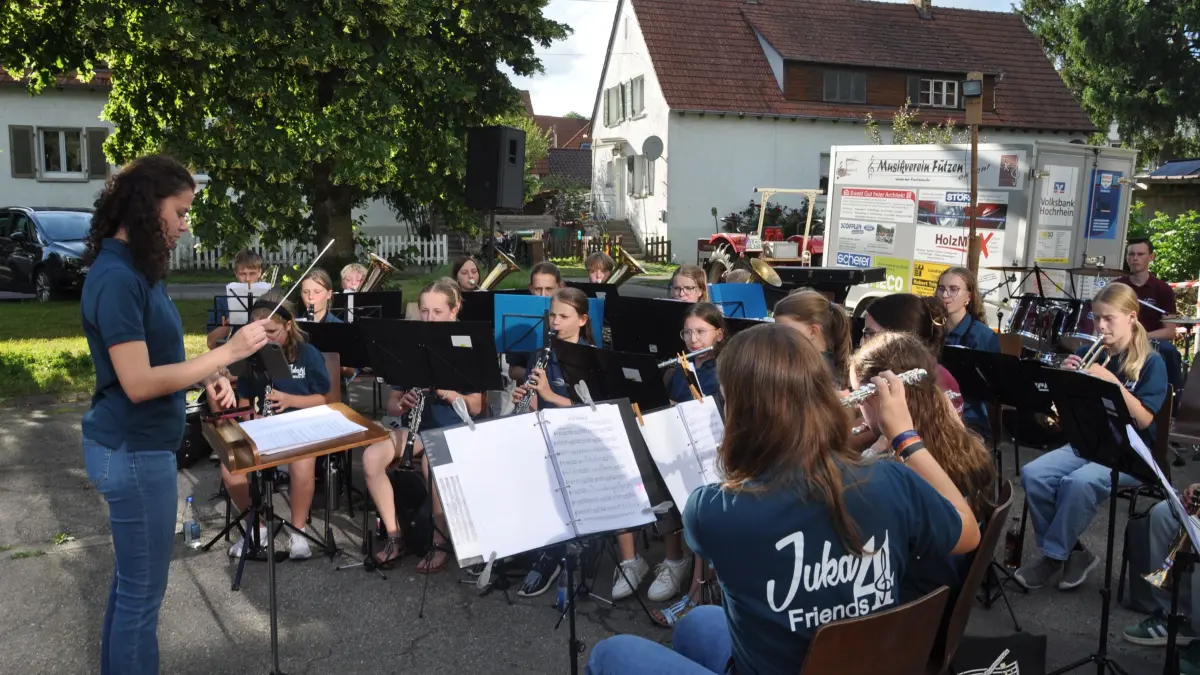 Mit ihrem Jugendorchester „Juka4Friends“ sorgt die Dirigentin Marie Basler von der Bläserjugend Fützen beim Dorfhock für Begeisterung.