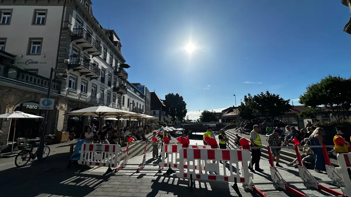 Die Polizei hat den Flohmarkt in Konstanz abgesperrt.