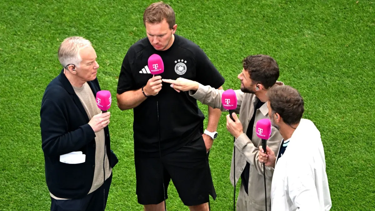 WM 2026 - Deutschland - Curaçao: 14.06.2026, USA, Houston: Fußball, Männer: WM, Deutschland - Curaçao, Vorrunde, Gruppe E, 1. Spieltag, Houston-Stadion, Bundestrainer Julian Nagelsmann (2vr) spricht mit den TV-Experten Thomas Müller (2vr), Jürgen Klopp (r) und Moderator Johannes B. Kerner (l). ACHTUNG: Gemäß den Auflagen der FIFA dürfen die Bilder ausschließlich zur redaktionellen Verwendung genutzt werden. Eine kommerzielle Nutzung ist ausgeschlossen. Zudem dürfen keine videoähnlichen Sequenzen erstellt werden, und es dürfen keine Veränderungen weder im Vordergrund noch im Hintergrund am Bild vorgenommen werden. Foto: Federico Gambarini/dpa +++ dpa-Bildfunk +++