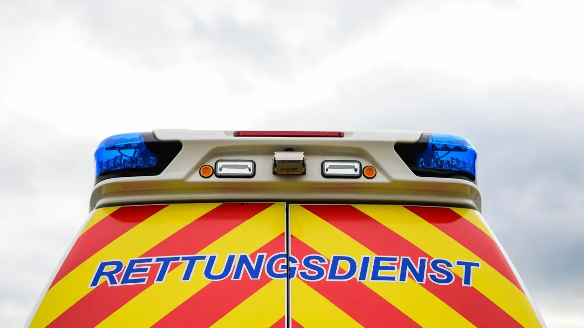 Rettungsdienst: ARCHIV - 21.09.2025, Niedersachsen, Nahrendorf: «Rettungsdienst» steht auf einem Krankentransportwagen. (zu dpa: «Fünf Schwerverletzte nach Frontalcrash bei Northeim») Foto: Philipp Schulze/dpa +++ dpa-Bildfunk +++