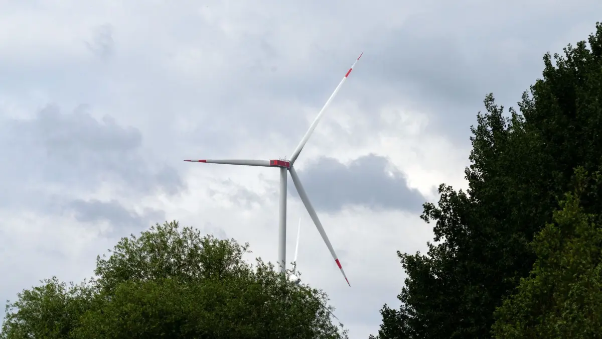 Wetter in Bayern: 14.06.2026, Bayern, Untermerzbach: Ein Windrad dreht seine Runden, während Wolken an ihm vorbeiziehen. Foto: Pia Bayer/dpa +++ dpa-Bildfunk +++