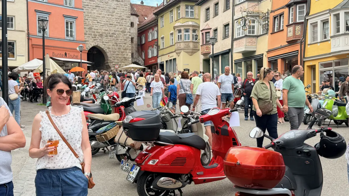 Italienisches Flair trifft Brückensamstag – die gut 80 Vespas in der Fußgängerzone zogen die Blicke der Besucher auf sich.