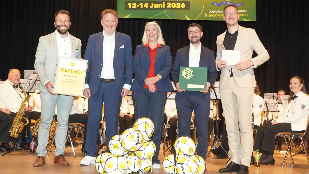 Im Namen der Fußballfamilie des SBFV gratulierten Vizepräsidentin Ute Wilkesmann und der Bezirksvorsitzende Peter Becker. Sie überreichten dem Verein den Ehrenbrief des SBFV und ein Geburtstagsgeschenk, unter anderem ein großes Paket Fußbälle. Unser Bild zeigt (von links) Vorsitzenden Florian Kluß, Peter Becker, Ute Wilkesmann sowie vom FC-Vorstand Schriftführer Mike Bornhauser und Kassierer Marius Schwer.