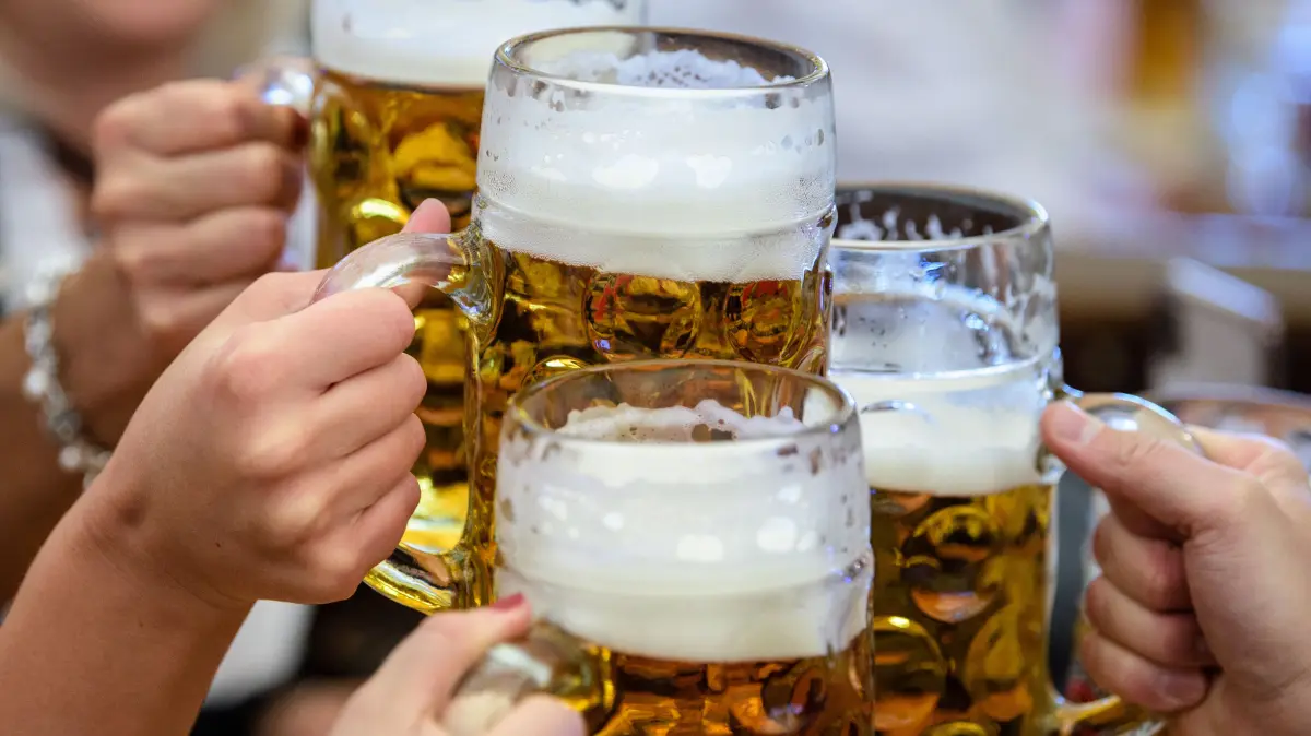 ARCHIV - 21.09.2019, Bayern, München: Besucher stoßen auf dem Münchner Oktoberfest mit Bier an. (zu dpa: «Zwei bayerische Brauereien unter den 40 weltweit größten») Foto: Matthias Balk/dpa +++ dpa-Bildfunk +++