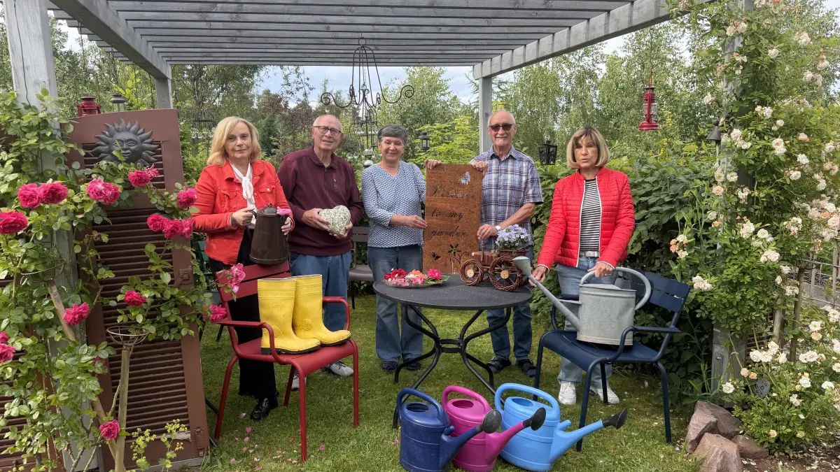 Unter dem Motto „Ein Garten ist ein Freund, den man jederzeit besuchen kann“ laden die Hobbygärtner auch auf die Höhenorte Rotensol und Neusatz zum „Tag der offenen Gartentür“ ein. Auf dem Bild sind Christa Sagawe (von links) von der IG Gartenschau, Hans-Rainer Mattusch aus Neusatz, Roswitha und Wolfgang Paulus aus Rotensol und Sybille Großhans aus Rotensol zu sehen.