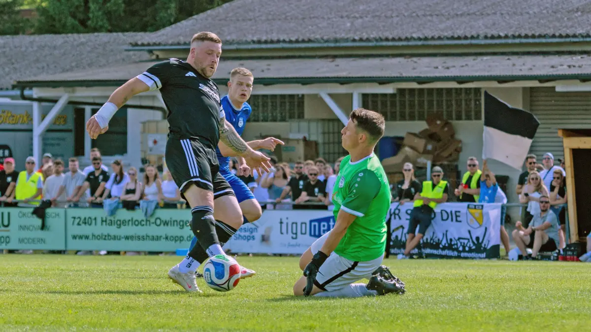 SG Weildorf/Bittelbronn vs SpVgg,Fussball,Kreisliga A, Relegation, Saison 2025/2026, 13.06.2026: Nico Hellstern (SG Weildorf/Bittelbronn, #09) gegen Torspieler Frans Dorner (SpVgg Leidringen, #01).
SG Weildorf/Bittelbronn vs SpVgg,Fussball,Kreisliga A, Relegation, Saison 2025/2026, 13.06.2026,
Foto: Eibner-Pressefoto/Davide Di Giovanni