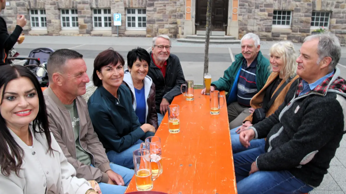 Gute Stimmung an den Tischen vor der Stadthalle